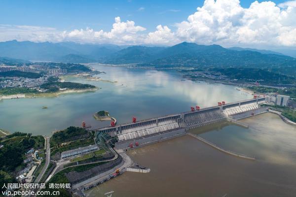 7月24日，在湖北省宜昌市秭归县无人机拍摄的三峡五级船闸及升船机区域景色。